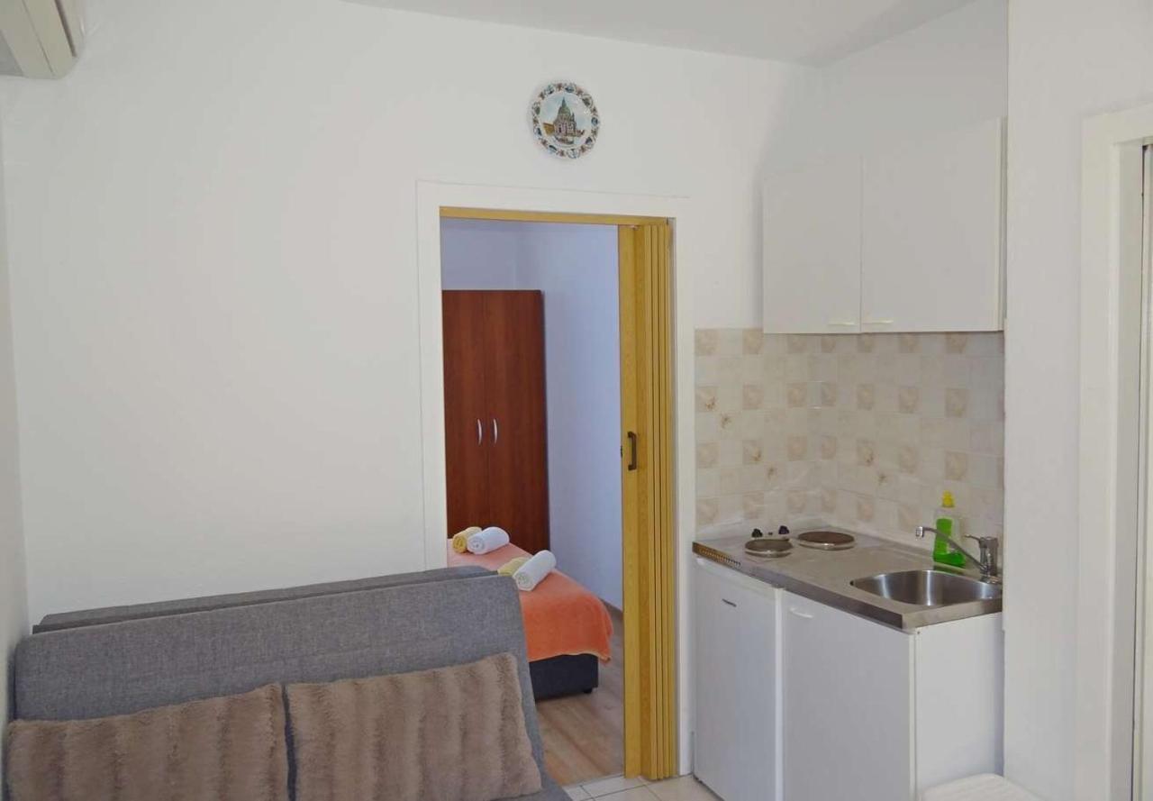 Apartments Tomislav - 120 M From Beach Donji Okrug (Ciovo) Exterior foto